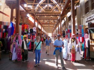 Souk di Bur Dubai foto di Sebastian Wilke via flickr
